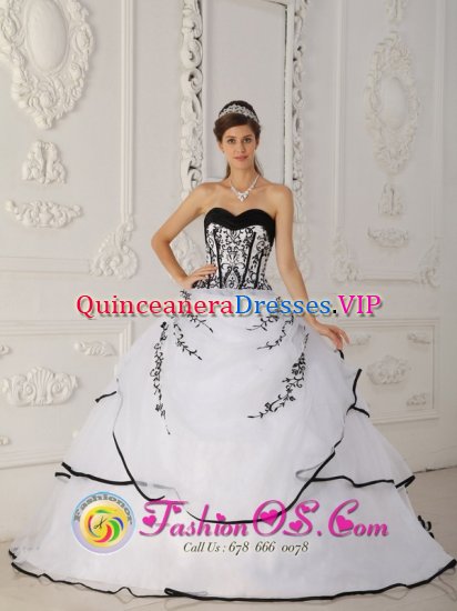 Sault Sainte Marie Michigan/MI Simple Satin and Organza White Floor-length For Appliques Quinceanera Dress Sweetheart Ball Gown - Click Image to Close