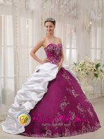 Sarandi Argentina Embroidery Beautiful Bright Purple and White Sweet 16 Dress Sweetheart neckline with Satin and Taffeta Ball Gown