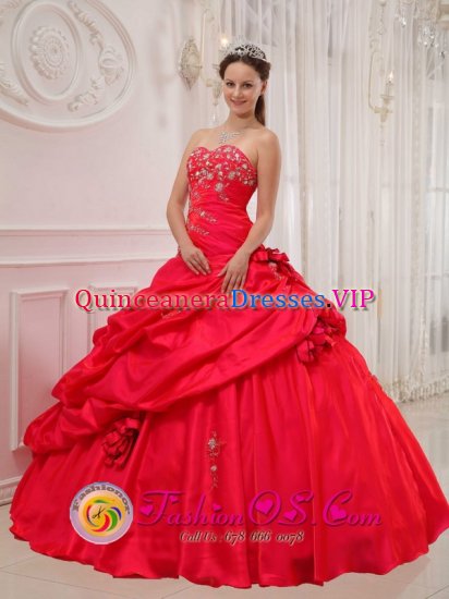 East Aurora NY Taffeta For Beautiful Red Quinceanera Dress and Sweetheart Beaded Decorat bodice With Appliques Ball Gown - Click Image to Close