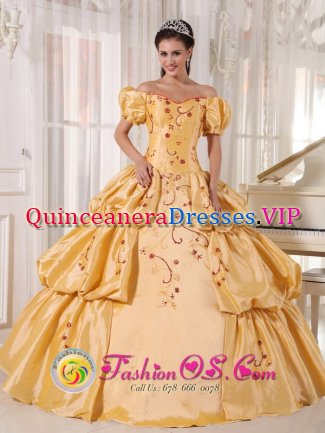 Cullowhee Carolina/NC Taffeta Off The Shoulder and Short Sleeves Yellow Quinceanera Dress With Embroidery and Pick-ups