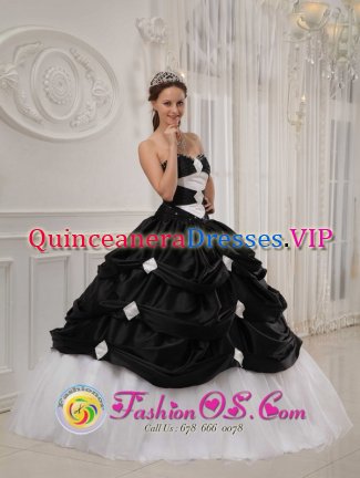 Trinidad Cuba Customize Black and White Pick-ups Quinceanera Dresses With Beading Taffeta and Tulle gown
