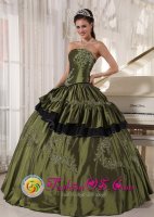 Caldas colombia Wholesale Taffeta floor length Strapless Appliques beading Lace-up Olive Green Quinceanera Dresses Party Style