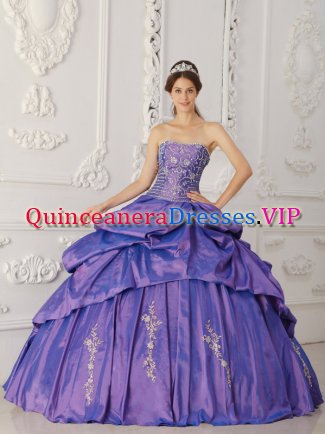 Boone Iowa/IA Custom Made Elegant Purple Embroidery and Beading Floor-length Quinceanera Dress With Pick-ups Taffeta