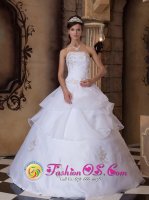 Stephenville TX Pretty White Quinceanera Dress With Strapless Appliques Decorate Floor length Pick-ups Ball Gown