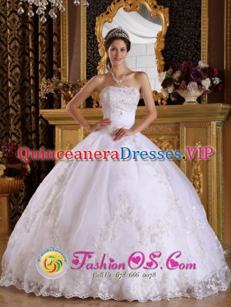 Bergheim Germany Popular Embroidery with Beading Decorate Lace White Quinceanera Dress