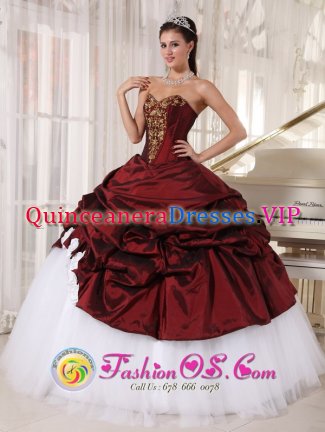 Taffeta and Tulle Appliques Burgundy and White Avondale Arizona Quinceanera Dress For Formal Evening Sweetheart Ball Gown