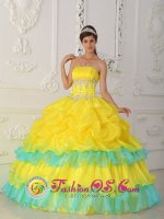 Alesund Norway Luxurious Yellow Strapless Ruched Bodice Quinceanera Dress With Beaded and Ruffled Decorate