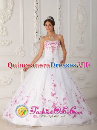 Sweetheart Strapless Satin and Organza With Embroidery Cute White Quinceanera Dress Ball Gown In Council Grove Kansas/KS