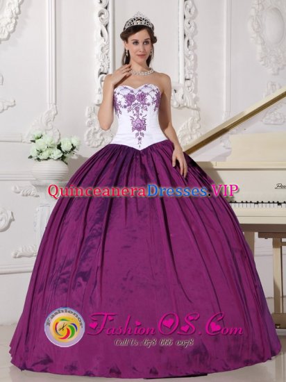 Oak Park Illinois/IL Design Own Quinceanera Dresses Online Dark Purple and White Embroidery Sweetheart Neckline Stylish Ball Gown - Click Image to Close