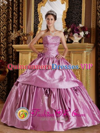 Romantic Lavender Flagstaff AZ Quinceanera Dresses With Strapless Taffeta Beading Hand Made Flower Ball Gown