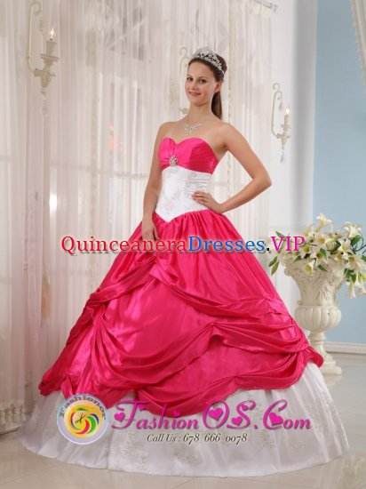 Snohomish Washington/WA New Coral Red and White Quinceanera Dress With Sweetheart Neckline and beautiful Appliques Decorate - Click Image to Close