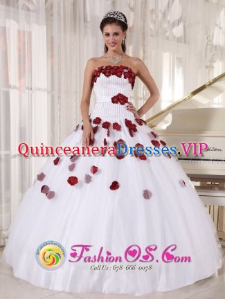 Farmington New mexico /NM USA Pretty White and Wine Red Quinceanera Dress For Strapless Tulle Beading and Hand Made Flowers Decorate Ball Gown