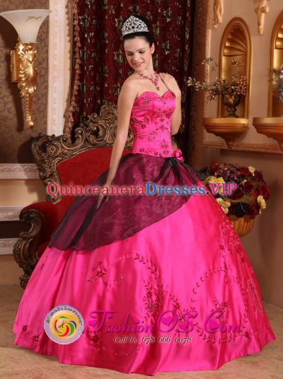 Batavia Ohio/OH Hot Pink For Brand New Quinceanera Dress Embroidery and Sweetheart with Beading - Click Image to Close