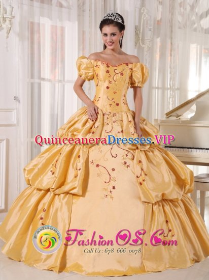 Marksville Louisiana/LA Taffeta Off The Shoulder and Short Sleeves Yellow Quinceanera Dress With Embroidery and Pick-ups - Click Image to Close