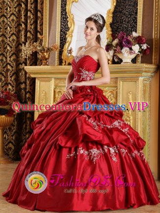 Appliques and Ruched Bodice For Strapless Red Quinceanera Dress With Ball Gown And Pick-ups In Santa Cruz Blivia