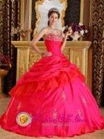 Chelmsford East Anglia Beading Decorate Bust Modest Red Quinceanera Dress For Sweetheart Taffeta Ball Gown