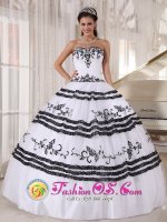 Pohjankuru Finland White and Black Quinceanera Dress With Sweetheart Neckline Embroidery Decorate floor length ball gown