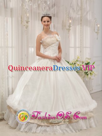 The Most Popular White Cambita Garabitos Dominican Republic Quinceanera Dress With Beading Strapless Floor-length Taffeta Ball Gown