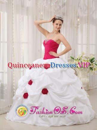 Mechanicsburg Pennsylvania/PA Hand Made Flowers and Beading Decorate Bodice Sexy White and Hot Pink Quinceanera Dress For Willcox Strapless Taffeta Ball Gown