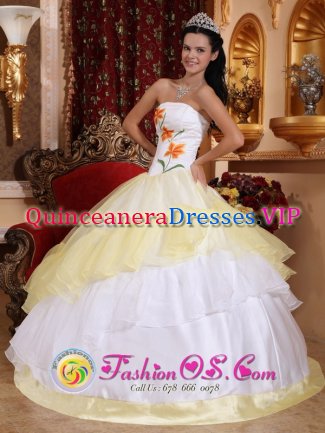 Anchorage Alaska/AK Romantic White and Light Yellow Quinceanera Dress With Embroidery Decorate