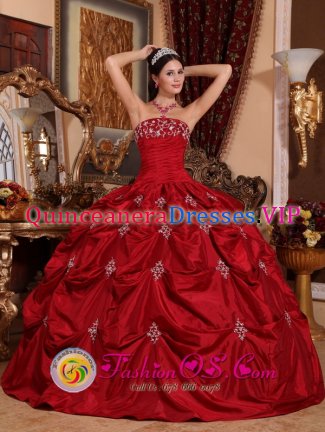Cople Bedfordshire Customize Pick-ups and Appliques Wine Red Strapless Taffeta Quinceanera Dress