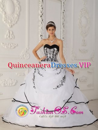 Zwiesel Simple Satin and Organza White Floor-length For Appliques Quinceanera Dress Sweetheart Ball Gown