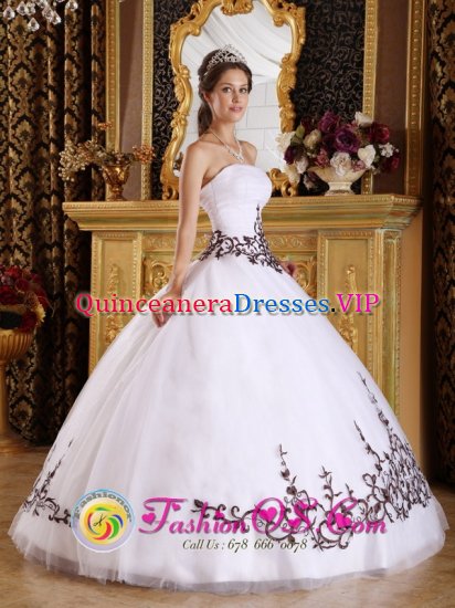 Embroidery Discount White Tulle Strapless Quinceanera Dress For West Seneca New York/NY Custom Made Ball Gown - Click Image to Close