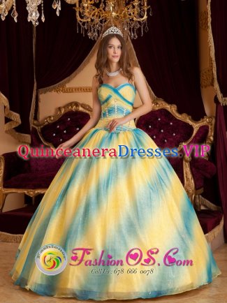 Danville Kentucky/KY Yellow Beaded Appliques Decorate Bodice Hand Made Flower Pick-ups Ball Gown Quinceanera Dress For Sweet 16