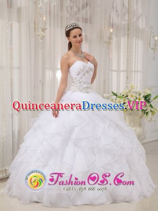 Modest White Ruffles Elegant Azua de Compostela Dominican Republic Quinceanera Dress With Sweetheart Appliques and Ruch Organza