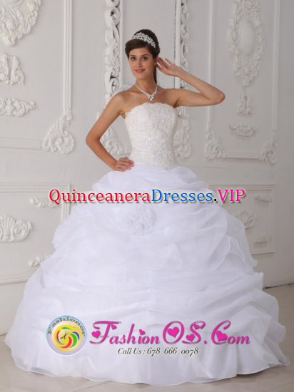Starkville Mississippi/MS Gorgeous Ruffled White Quinceanera Dress In New York Lace Strapless Floor-length Organza Ball Gown - Click Image to Close