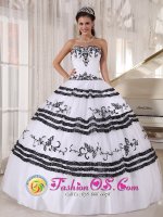 San Antonio Texas/TX White and Black Quinceanera Dress With Sweetheart Neckline Embroidery Decorate floor length ball gown