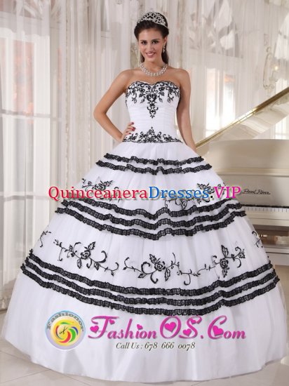 Lititz Pennsylvania/PA White and Black Quinceanera Dress With Sweetheart Neckline Embroidery Decorate - Click Image to Close
