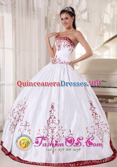 Biloxi Mississippi/MS Beautiful Formal White And Wine Red Quinceanera Dress With Strapless Embroidery Decorate ball gown On Satin - Click Image to Close