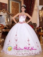 Exquisite Embellished White Strapless Organza Quinceanera Dress With Embroidery Decorate In Pratt Kansas/KS