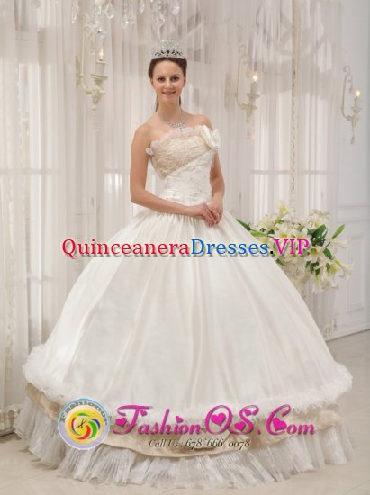 Mandeville Louisiana/LA The Most Popular White Quinceanera Dress With Beading Strapless Floor-length Taffeta Ball Gown - Click Image to Close