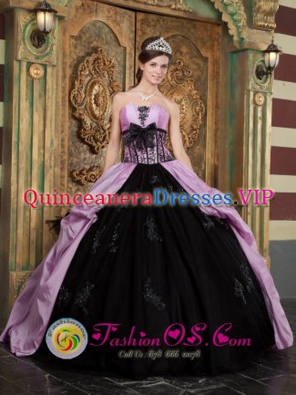 Lugo Spain Appliques Lovely Lavender and Black Quinceanera Dress Strapless Taffeta Quinceanera Gowns