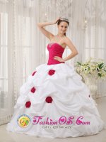 Naantali Finland Hand Made Flowers and Beading Decorate Bodice Sexy White and Hot Pink Quinceanera Dress For Willcox Strapless Taffeta Ball Gown(SKU QDZY378y-8BIZ)