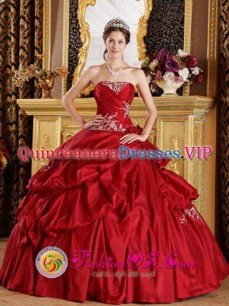 Woonsocket South Dakota/SD Appliques and Ruched Bodice For Strapless Red Quinceanera Dress With Ball Gown And Pick-ups