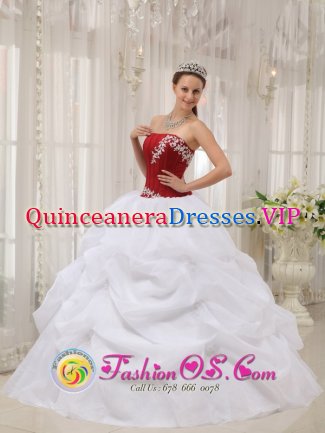 Boothbay Harbor Maine/ME White and Wine Red Appliques Stylish Quinceanera Dress With Strapless Pick-ups