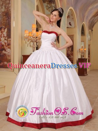 White and red Beautiful Sweetheart Quinceanera Dress With Satin In Alva Clackmannanshire