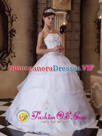 Ardmore Oklahoma/OK Pretty White Quinceanera Dress With Strapless Appliques Decorate Floor length Pick-ups Ball Gown