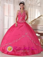 Augusta Georgia/GA Fabulous Red Taffeta Halter Top and Appliques Decorate Bodice For Quinceanera Dress Ball Gown