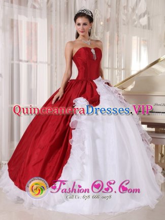 Woonsocket South Dakota/SD Wine Red and White Ball Gown Quinceanera Dress For Hand Made Flowers and Beading Brooch with Sweetheart Organza and Taffeta