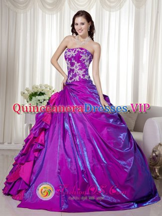 Mantsala Finland Fashionable Purple Strapless Taffeta Appliques Decorate Quinceanera Dress