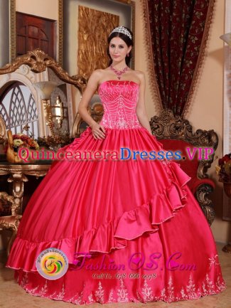 Antioquia colombia Strapless Embroidery Decorate For Gorgeous Quinceanera Dress In Coral Red