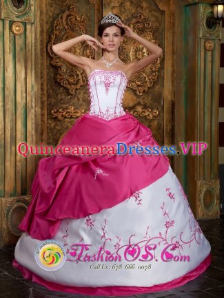 Estepona Spain Exquisite Embroidery On Satin Cute Rose Pink and White Strapless Ball Gown For Quinceanera