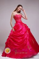 New City NY Sweetheart Appliques Decorate Pick-ups Inspired Red Quinceanera Dress
