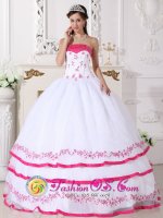 Holland Pennsylvania/PA White Ruched Layered Appliques Quinceanera Gowns With Strapless For Sweet 16