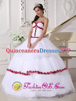 Honey Brook Pennsylvania/PA Appliques Decorate Bodice Best White and Wine Red Quinceanera Dress Sweetheart Organza Ball Gown