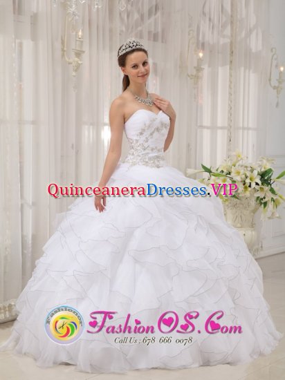 Wirksworth Derbyshire Modest White Ruffles Elegant Quinceanera Dress With Sweetheart Appliques and Ruch Organza - Click Image to Close